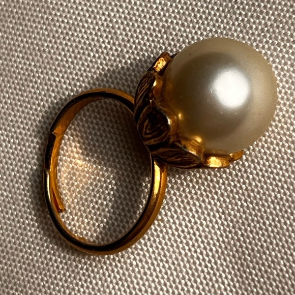 Vintage unsigned Miriam Haskell‎ Faux Pearl Gold-Tone Baroque adjustable ring - Picture 4 of 7